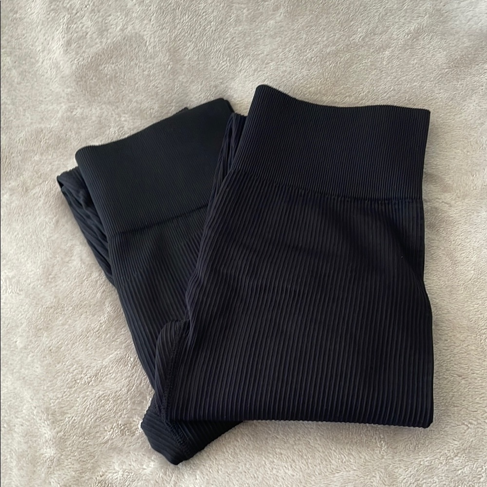 Women’s 2 piece yoga leggings ribbed seamless high waist.Color black size small.